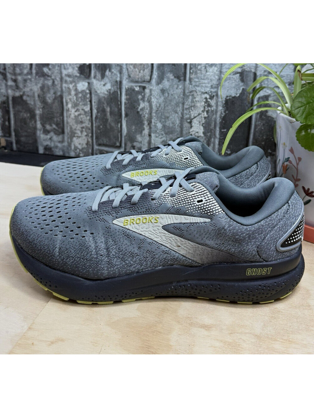 Brooks Ghost 16 Extra Wide Men's Gray/Black/Green Low Top Lace-Up Sneaker